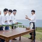 大泉洋や岡田将生がウェイター修行、「そらのレストラン」新写真9点