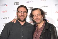 「大いなる闇の日々」記者会見の様子。左からマキシム・ジルー、マルタン・デュブレイユ。