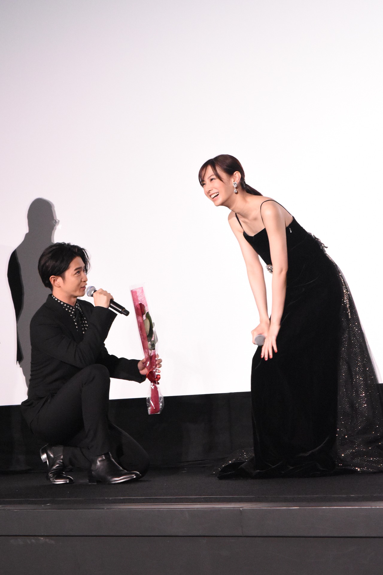 北川景子（右）にひざまずく千葉雄大（左）。