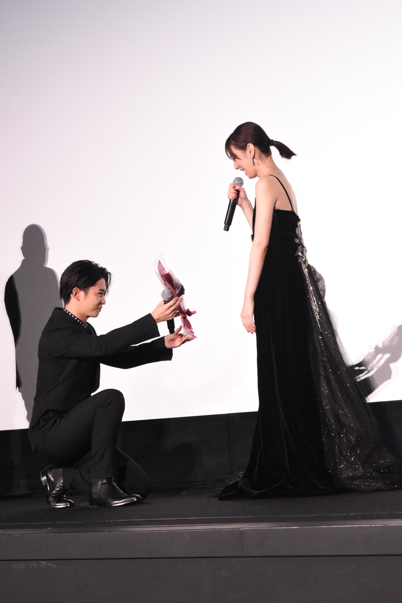 北川景子（右）にひざまずく千葉雄大（左）。