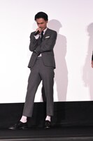 自分のセリフに納得がいかない様子の成田凌（左）。