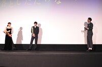 舞台端まで移動する成田凌（右）。