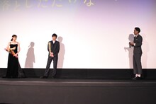 舞台端まで移動する成田凌（右）。