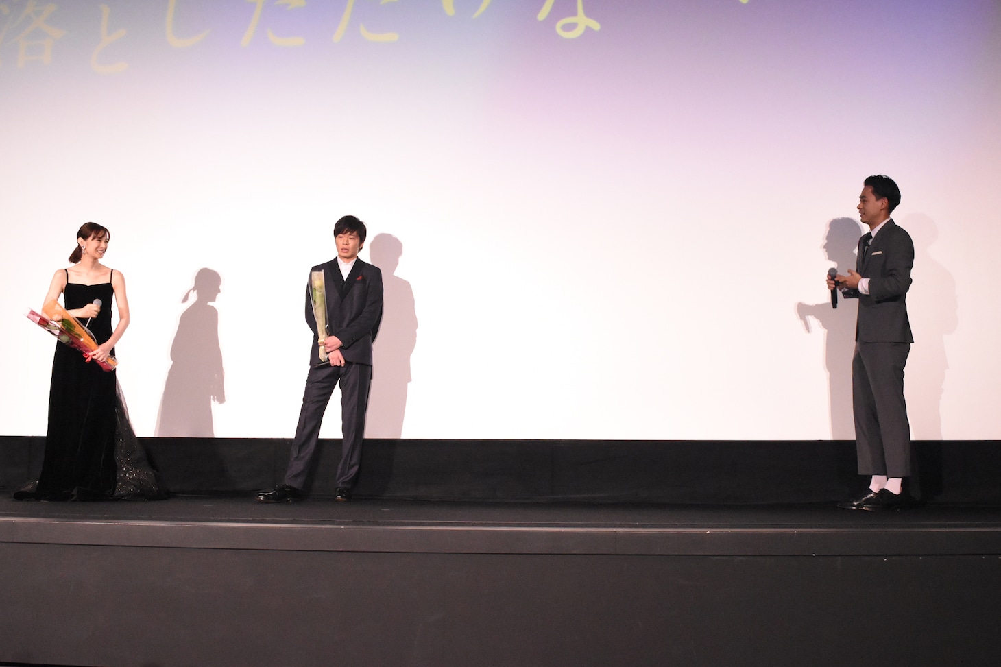 舞台端まで移動する成田凌（右）。