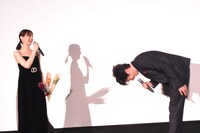 自身の決めゼリフを言ったあと北川景子（左）に謝罪する田中圭（右）。