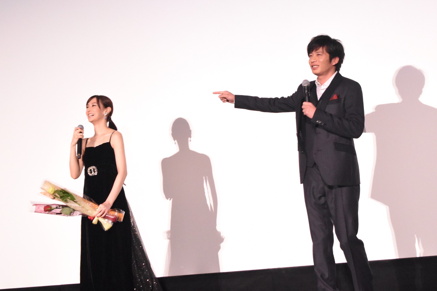 「クオリティが高すぎる」と千葉雄大を指す田中圭（右）。