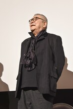 登壇直後に、うれしそうな表情で客席を見渡す中尾彬。