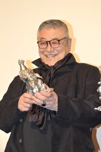 フィギュアを眺める中尾彬。