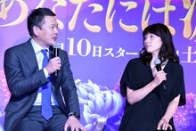 左から田中哲司、水野美紀。