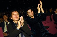 「銃」で日本映画スプラッシュ部門の監督賞を獲得した武正晴に拍手を贈る村上虹郎（右）とプロデューサーの奥山和由（左）。