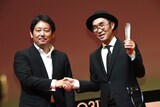「鈴木家の嘘」で日本映画スプラッシュ部門の作品賞を獲得した野尻克己（右）と同部門の審査員を務めた入江悠（左）。