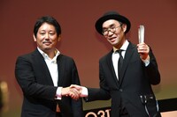 「鈴木家の嘘」で日本映画スプラッシュ部門の作品賞を獲得した野尻克己（右）と同部門の審査員を務めた入江悠（左）。