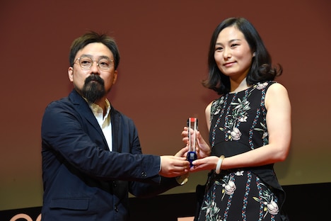 「はじめての別れ」でアジアの未来部門の作品賞を獲得したリナ・ワン（右）と同部門の審査員を務めた山下敦弘（左）。