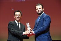 「堕ちた希望」でコンペティション部門の最優秀監督賞を獲得したエドアルド・デ・アンジェリス（右）と同部門の審査員を務めたスタンリー・クワン（左）。