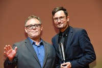 「氷の季節」でコンペティション部門の審査委員特別賞を獲得したマイケル・ノアー（右）と同部門の審査員を務めたブライアン・バーク（左）。