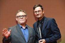 「氷の季節」でコンペティション部門の審査委員特別賞を獲得したマイケル・ノアー（右）と同部門の審査員を務めたブライアン・バーク（左）。