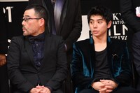 左から武正晴、村上虹郎。