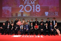 第31回東京国際映画祭アウォードセレモニーの様子。受賞者たちによるフォトセッション。