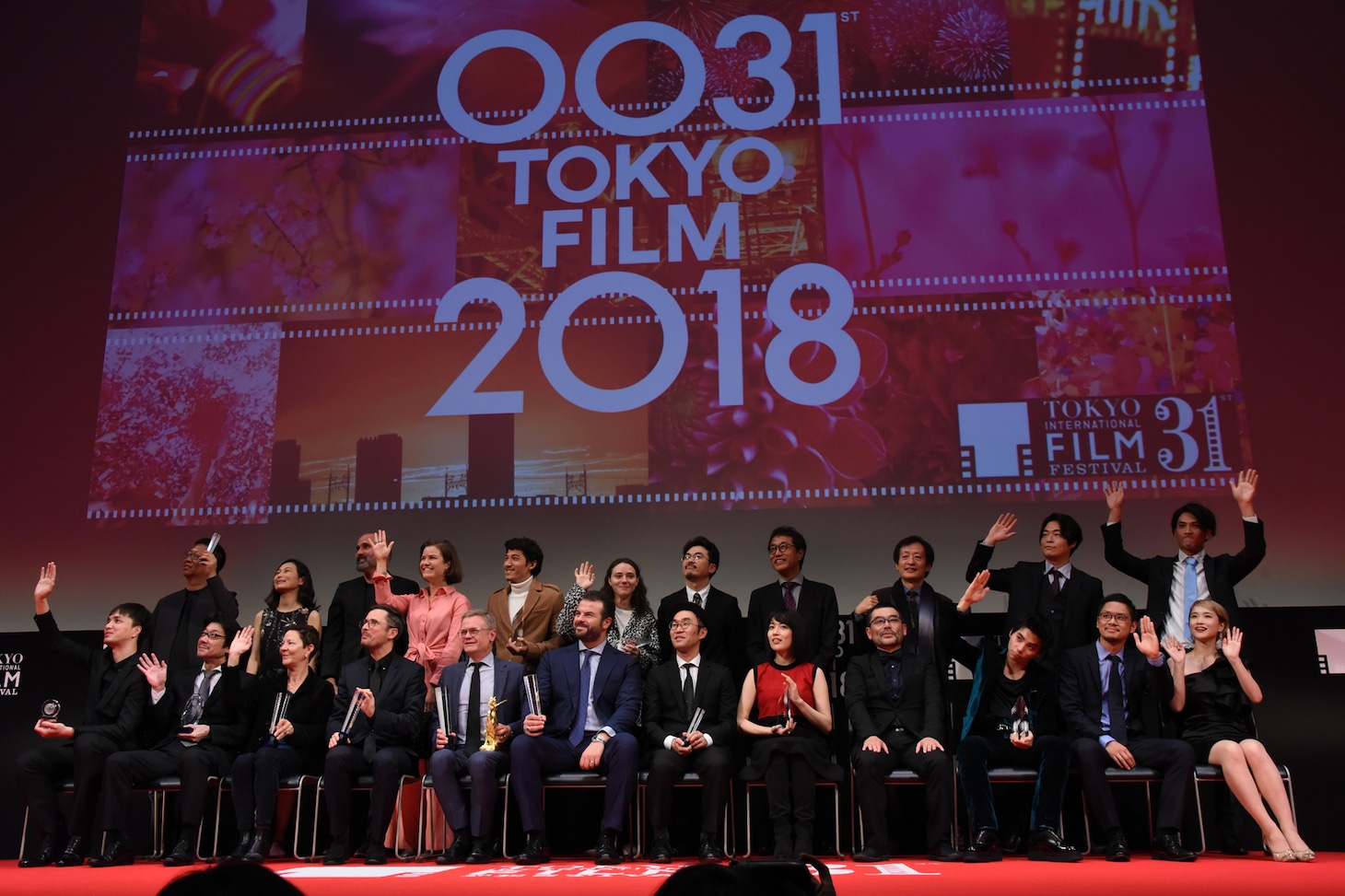 第31回東京国際映画祭アウォードセレモニーの様子。受賞者たちによるフォトセッション。