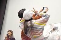 観客と記念撮影をするナタウット・プーンピリヤ（左）、チュティモン・ジョンジャルーンスックジン（右）。