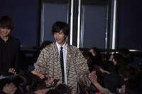 客席通路から登場した志尊淳。