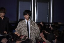 客席通路から登場した志尊淳。