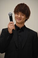 観客のレスポンスをマイクで拾う佐野勇斗。