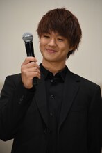 観客のレスポンスをマイクで拾う佐野勇斗。