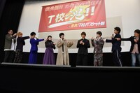 「キャストの中で一番男気があったのは誰？」という質問に、指を差して答える登壇者たち。