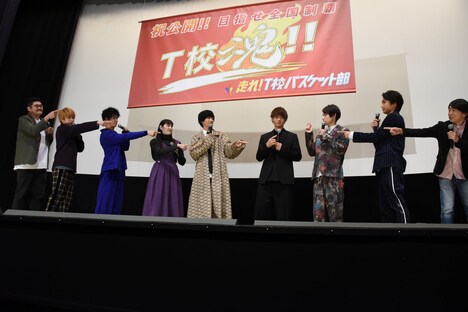 「キャストの中で一番男気があったのは誰？」という質問に、指を差して答える登壇者たち。