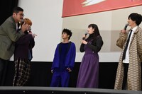 “志尊淳（右端）の男気あふれるエピソード”を言うよう促されるも、忘れてしまっていた西銘駿（左から2番目）。