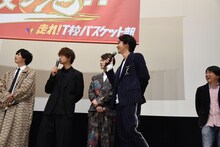 自分の“男気あふれるエピソード”を聞きたい気持ちを抑えきれず、前に出てしまった佐藤寛太（中央手前）。