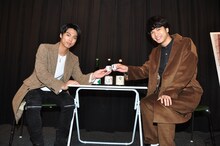 左から小野塚勇人、中村優一。