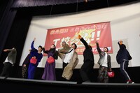 サインボールを客席に投げ込むキャストたち。