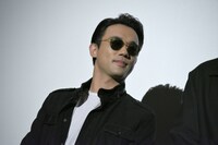 サングラスをかけて登壇した小澤雄太。