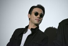 サングラスをかけて登壇した小澤雄太。