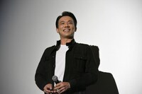 サングラスを外した小澤雄太。