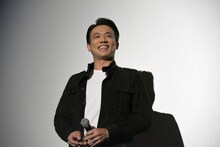 サングラスを外した小澤雄太。