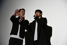 小澤雄太（左）に「小澤、今日は特別にトムヤムクンって言ってよ」と言う青柳翔（右）。