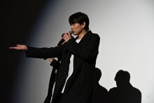 合いの手の練習中、前方の客を見て「なぜそのお二方、言ってないんですか？」と注意する青柳翔。