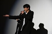 合いの手の練習中、前方の客を見て「なぜそのお二方、言ってないんですか?」と注意する青柳翔。