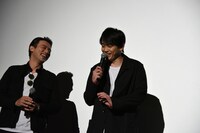 左から小澤雄太、青柳翔。