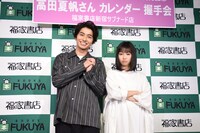 猿渡一海風のポーズを取る武田航平（左）と、石動美空風のポーズを取る高田夏帆（右）。