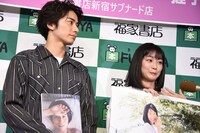 頬を赤く染める高田夏帆（右）。