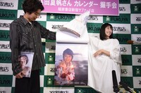 カレンダーの中面を紹介する武田航平（左）と高田夏帆（右）。