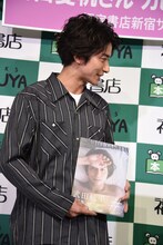 自身の写真集を宣伝する武田航平。
