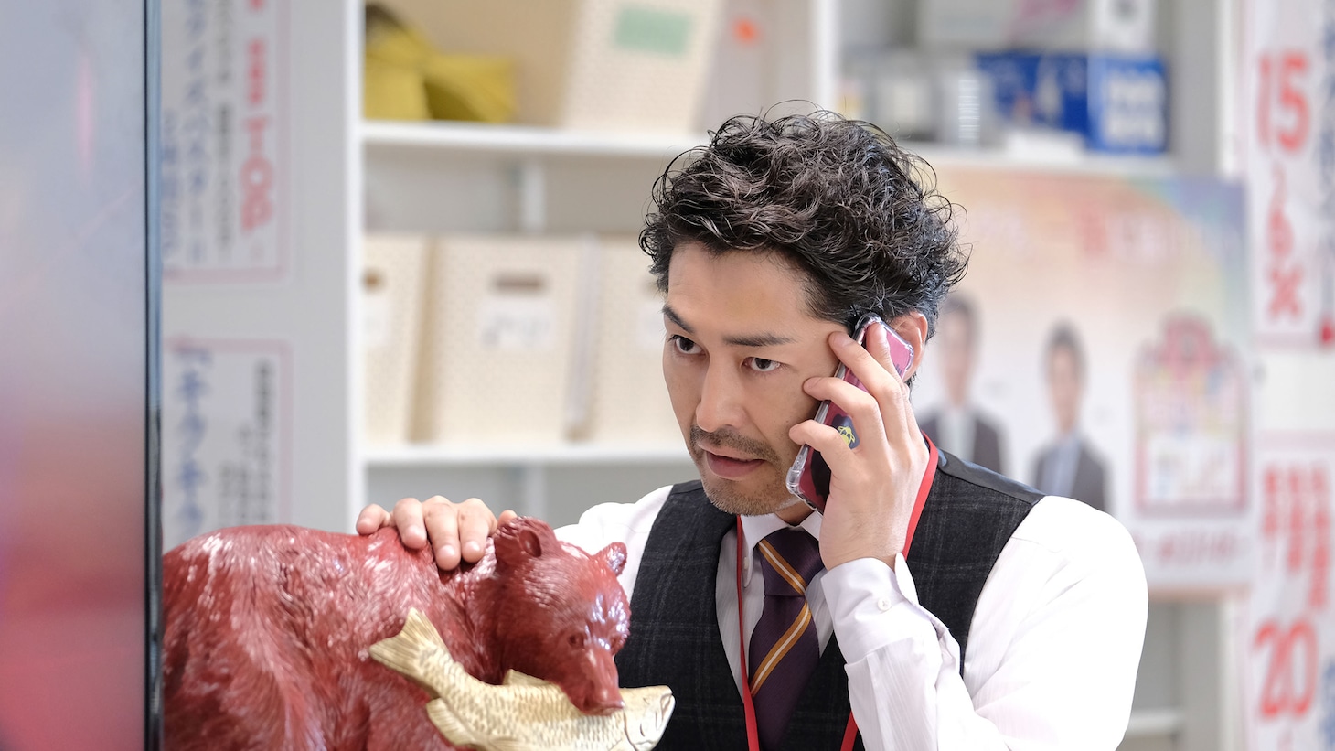 「チャンネルはそのまま！」より、安田顕演じるひぐまテレビの情報部部長。