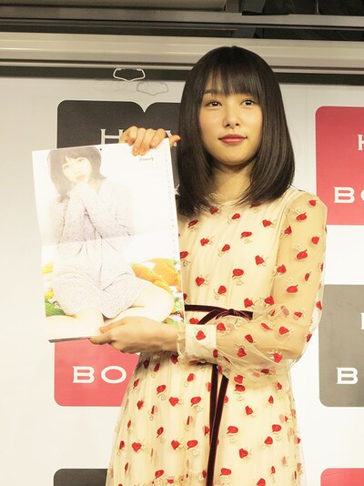 カレンダーブックのお気に入りカットを見せる桜井日奈子。