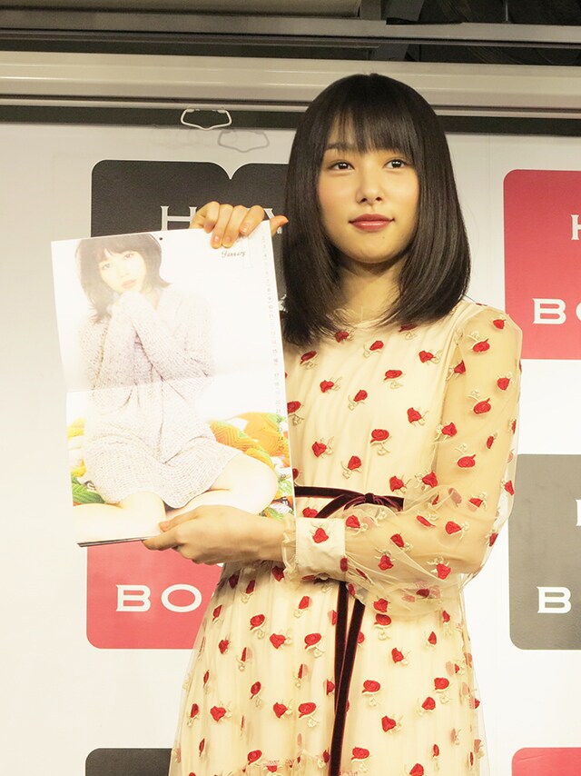 カレンダーブックのお気に入りカットを見せる桜井日奈子。