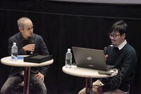 第5回 新千歳空港国際アニメーション映画祭で行われたトークイベントの様子。左から数土直志、石田祐康。
